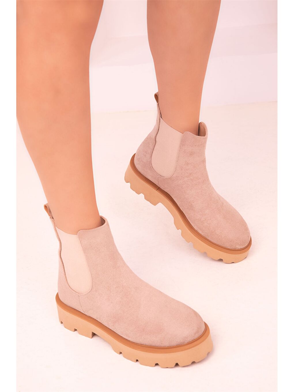 Bej Süet Görünümlü Yanları Lastikli Kadın Bot-3