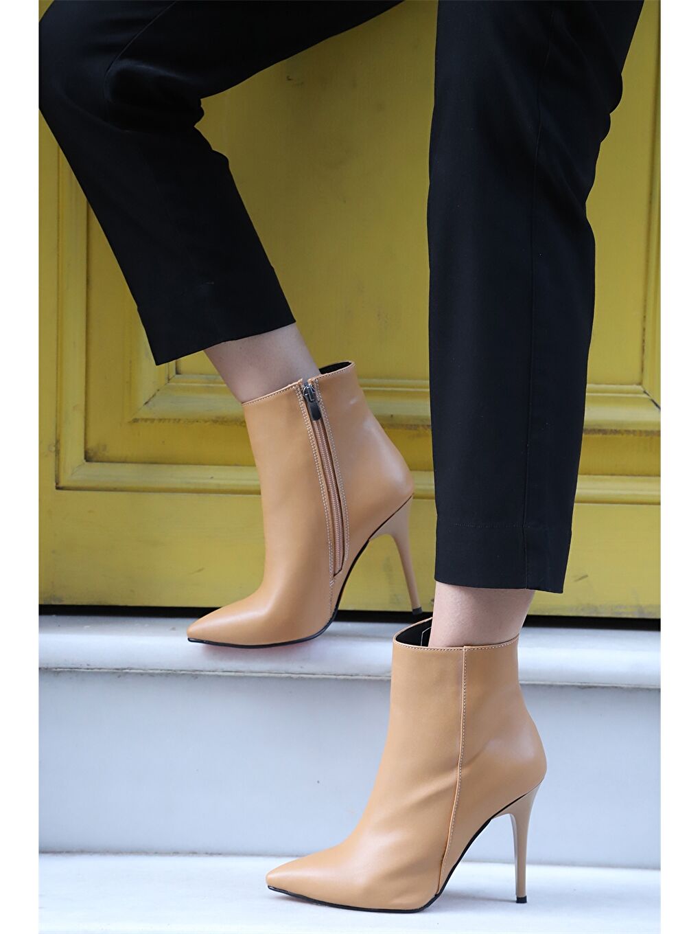 Bej Deri Görünümlü Topuklu Kadın Bot-1