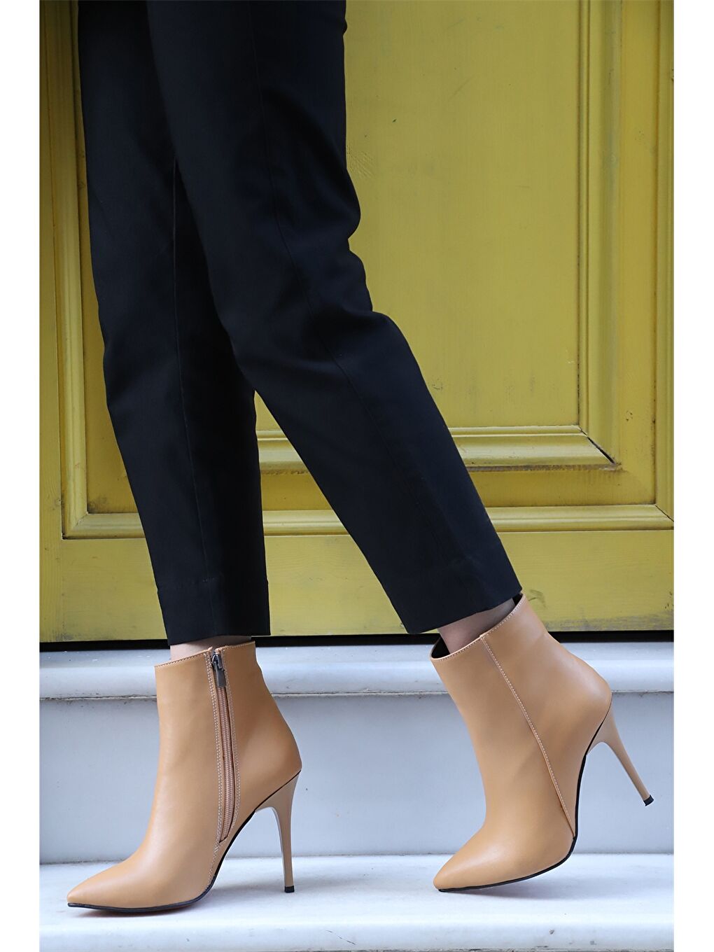 Bej Deri Görünümlü Topuklu Kadın Bot-2