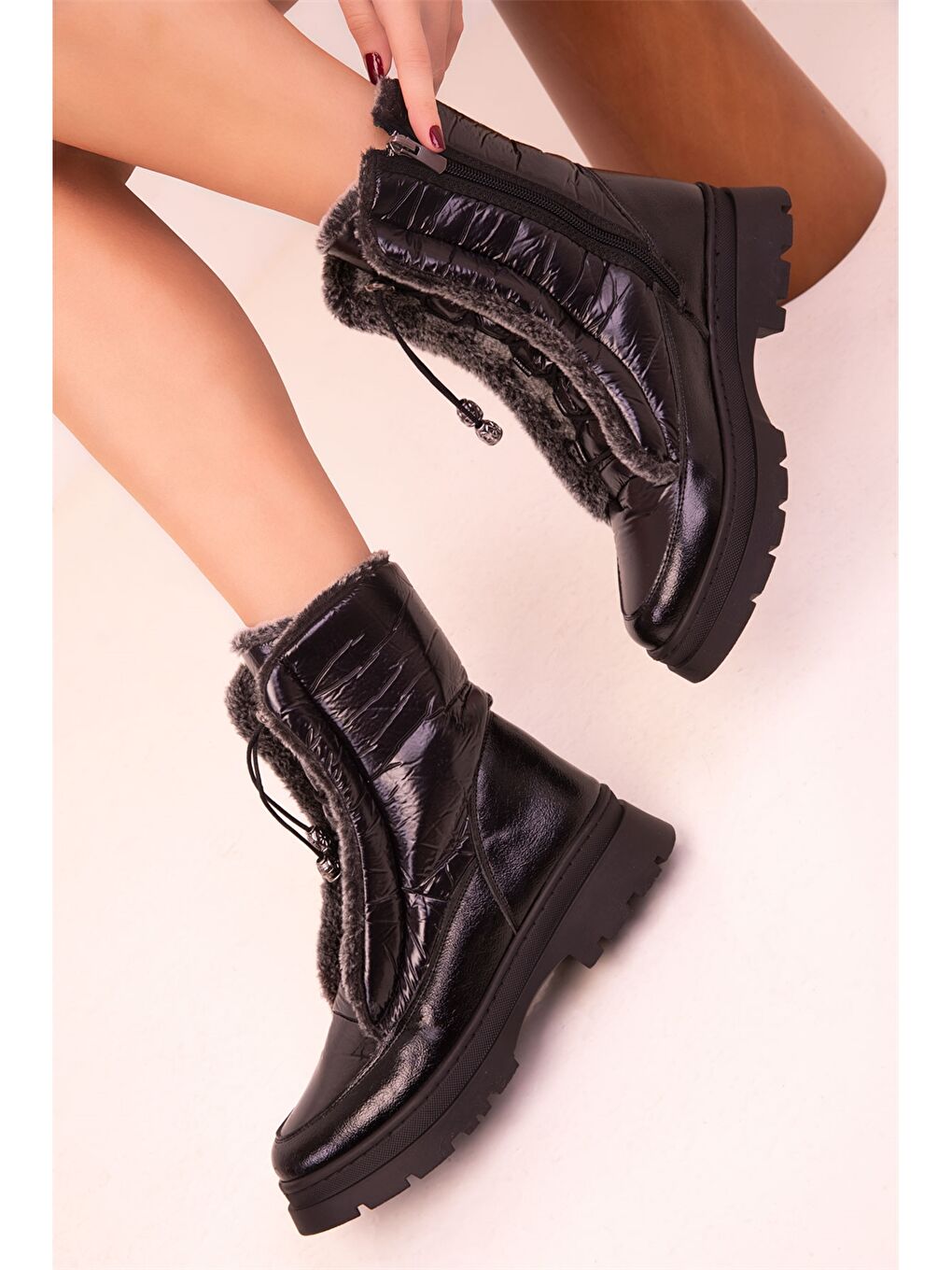 Siyah Deri Görünümlü Fermuarlı Kadın Bot-3