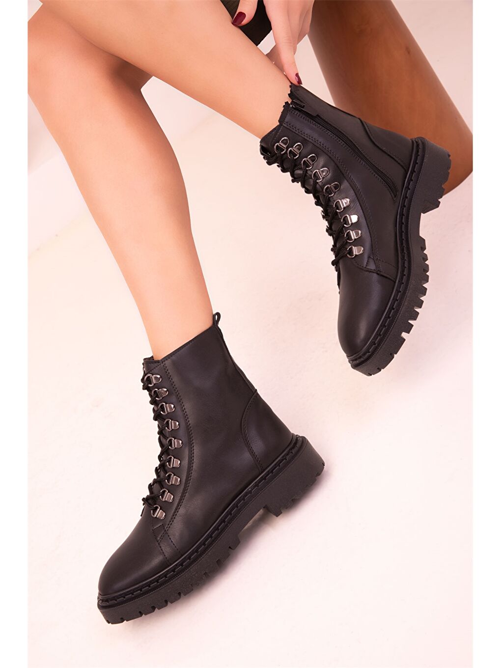 Siyah Deri Görünümlü Bağcıklı ve Fermuarlı Kadın Bot-1