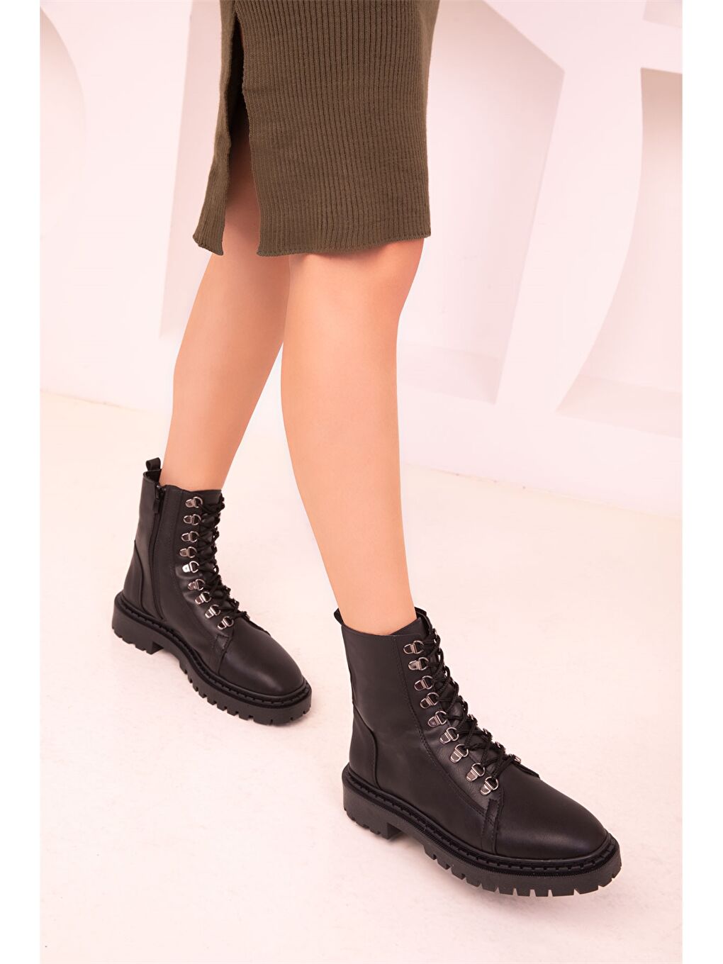 Siyah Deri Görünümlü Bağcıklı ve Fermuarlı Kadın Bot-2