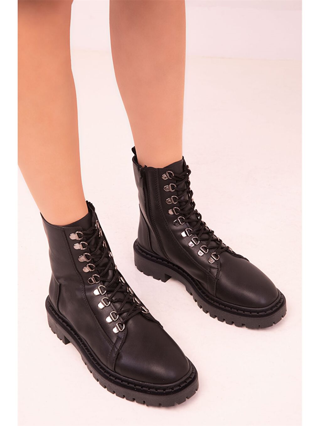 Siyah Deri Görünümlü Bağcıklı ve Fermuarlı Kadın Bot-3
