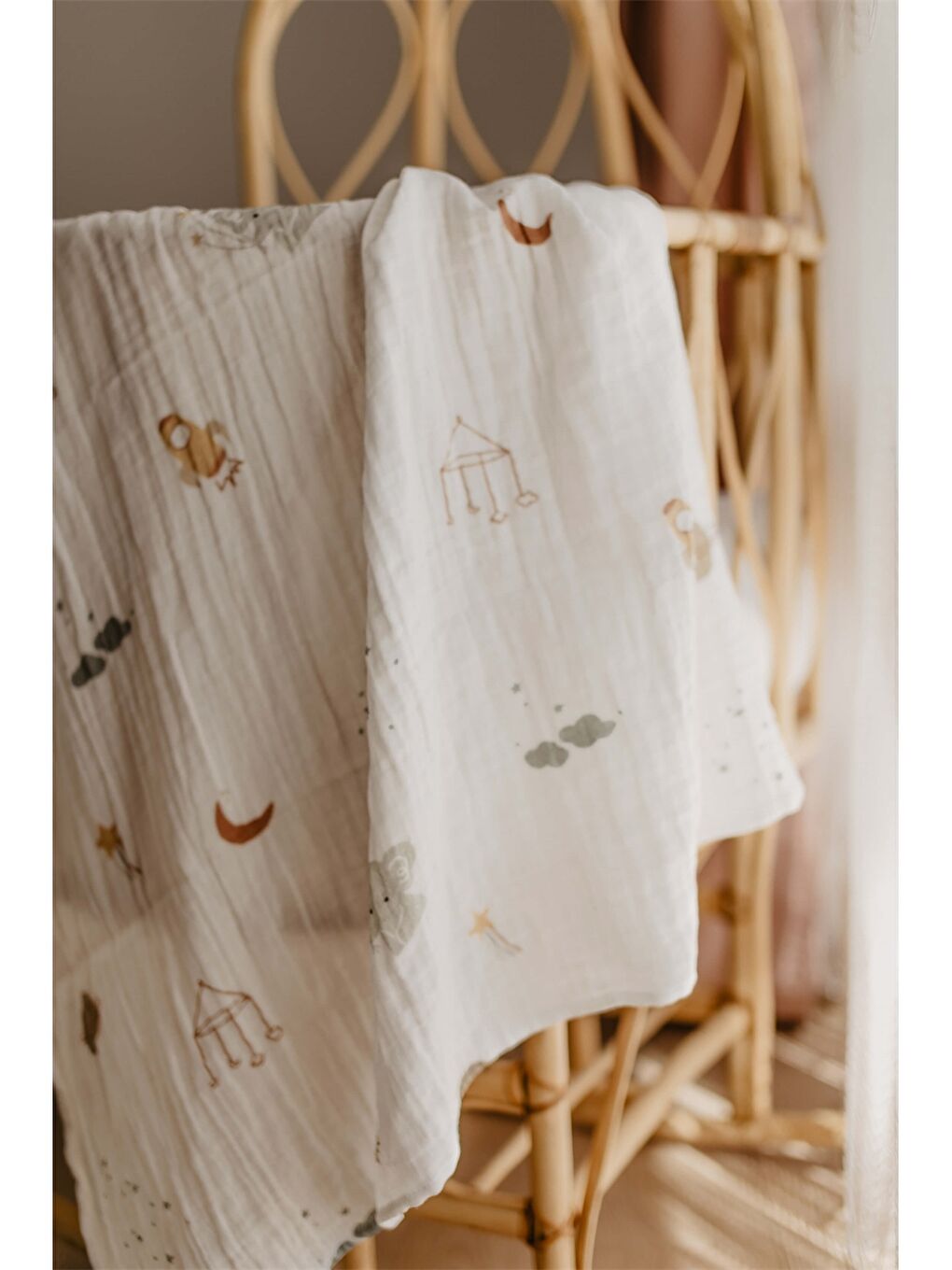 Beyaz Desenli Kız Bebek Müslin Örtü 120x120 cm-1