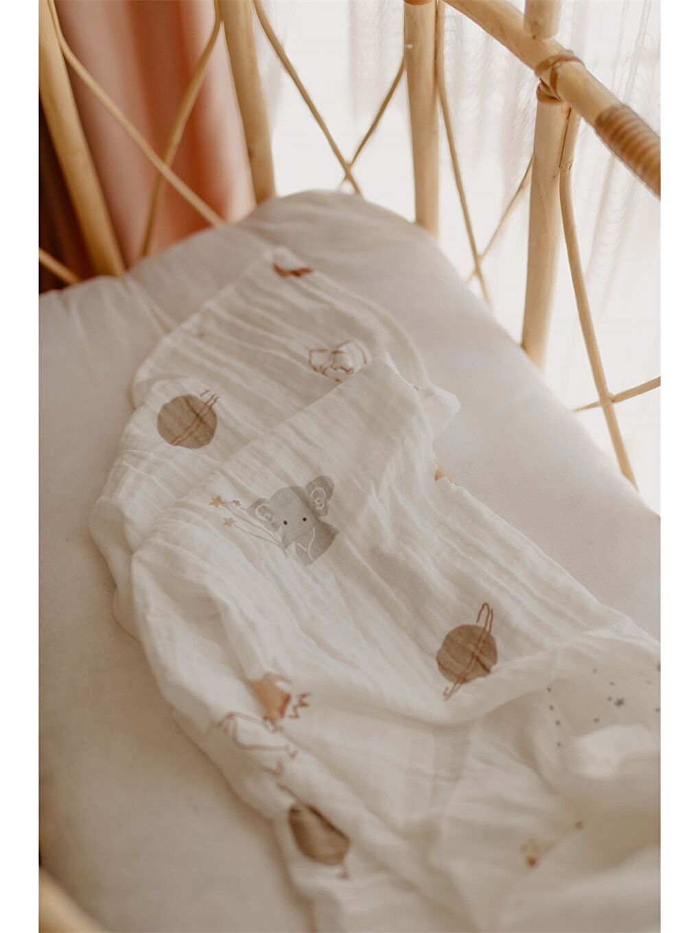 Beyaz Desenli Kız Bebek Müslin Örtü 120x120 cm-2