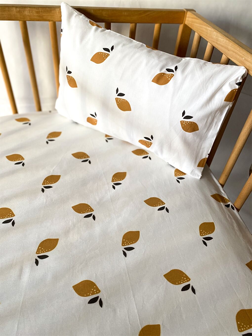 Sarı Baskılı Pamuklu Bebek Çarşaf ve Yastık Kılıfı-1