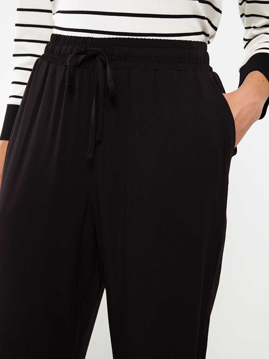 Women's Carrot Fit Plain Trousers-4