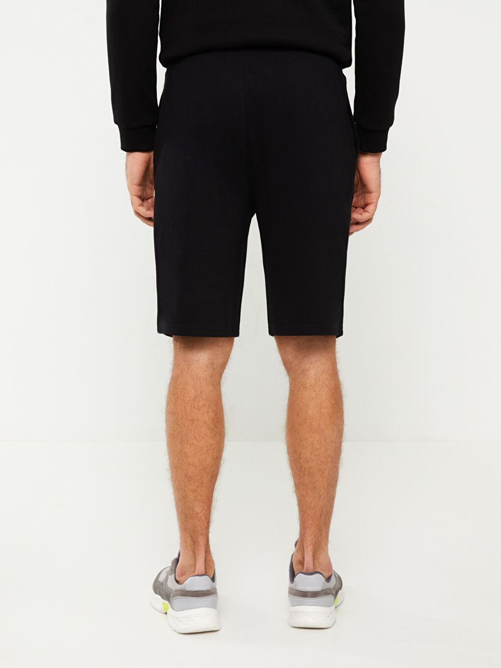 Siyah Standart Kalıp Beli Lastikli Erkek Şort-3