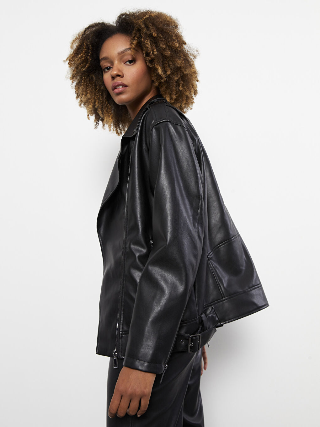 Siyah Kadın Biker Yaka Düz Deri Görünümlü Mont-1