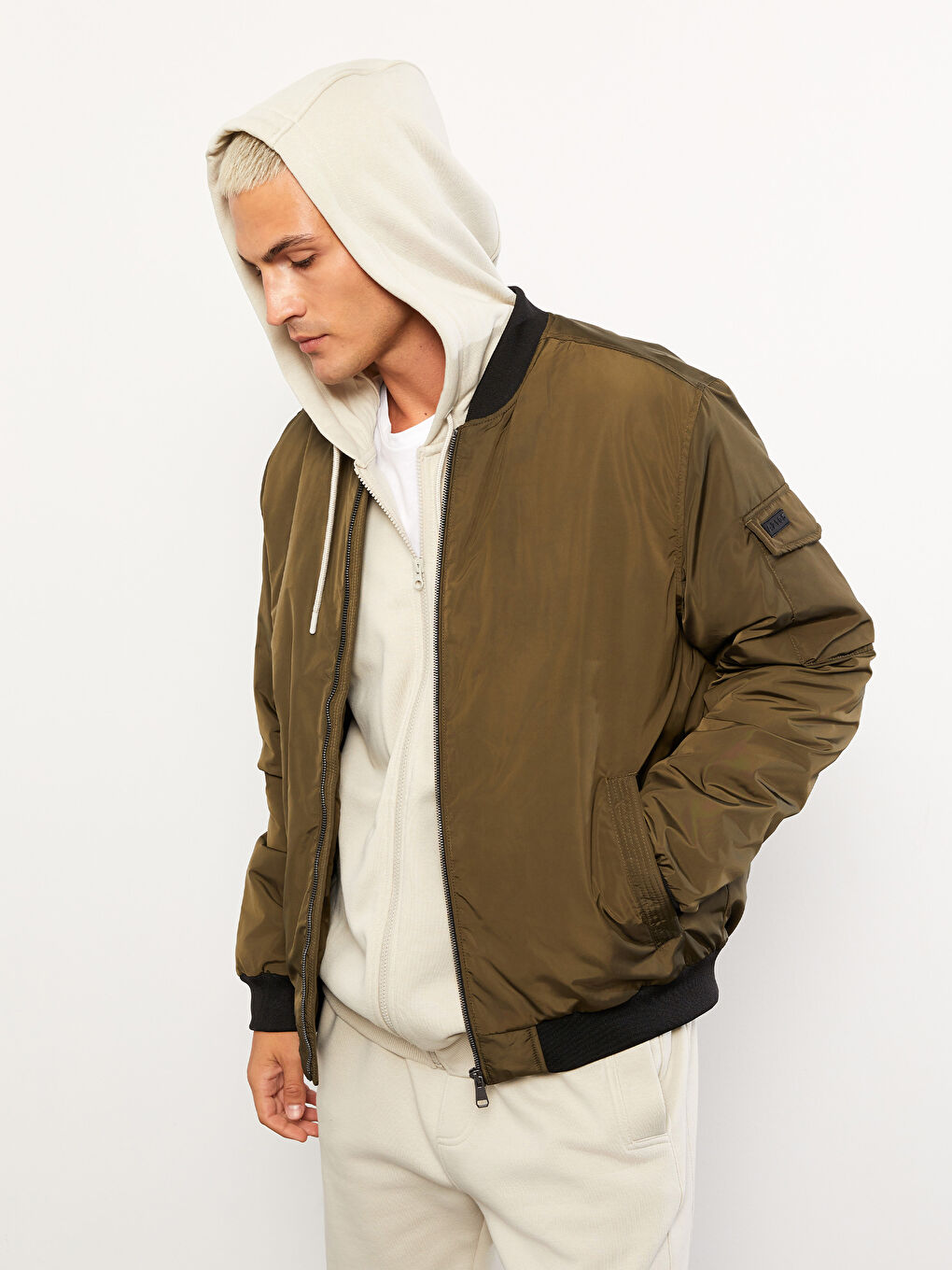 კომფორტული ჭრა კოლეჯის კოლარიანი ბომბერი მამაკაცის ქურთუკი-1