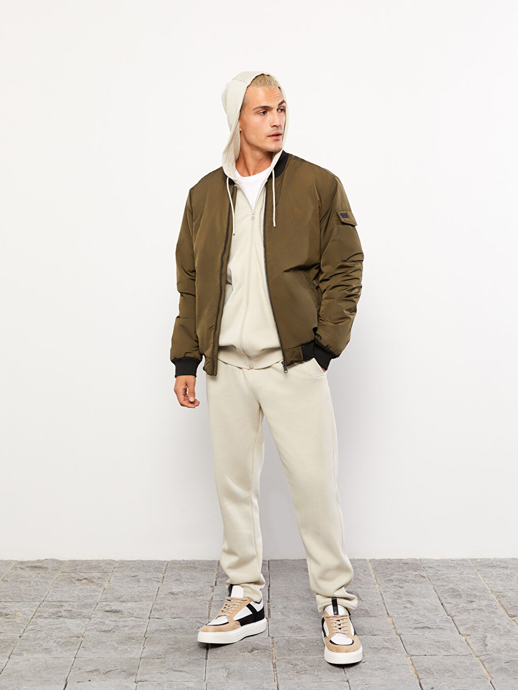 კომფორტული ჭრა კოლეჯის კოლარიანი ბომბერი მამაკაცის ქურთუკი-2