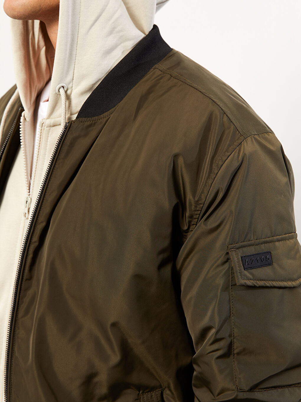 კომფორტული ჭრა კოლეჯის კოლარიანი ბომბერი მამაკაცის ქურთუკი-3