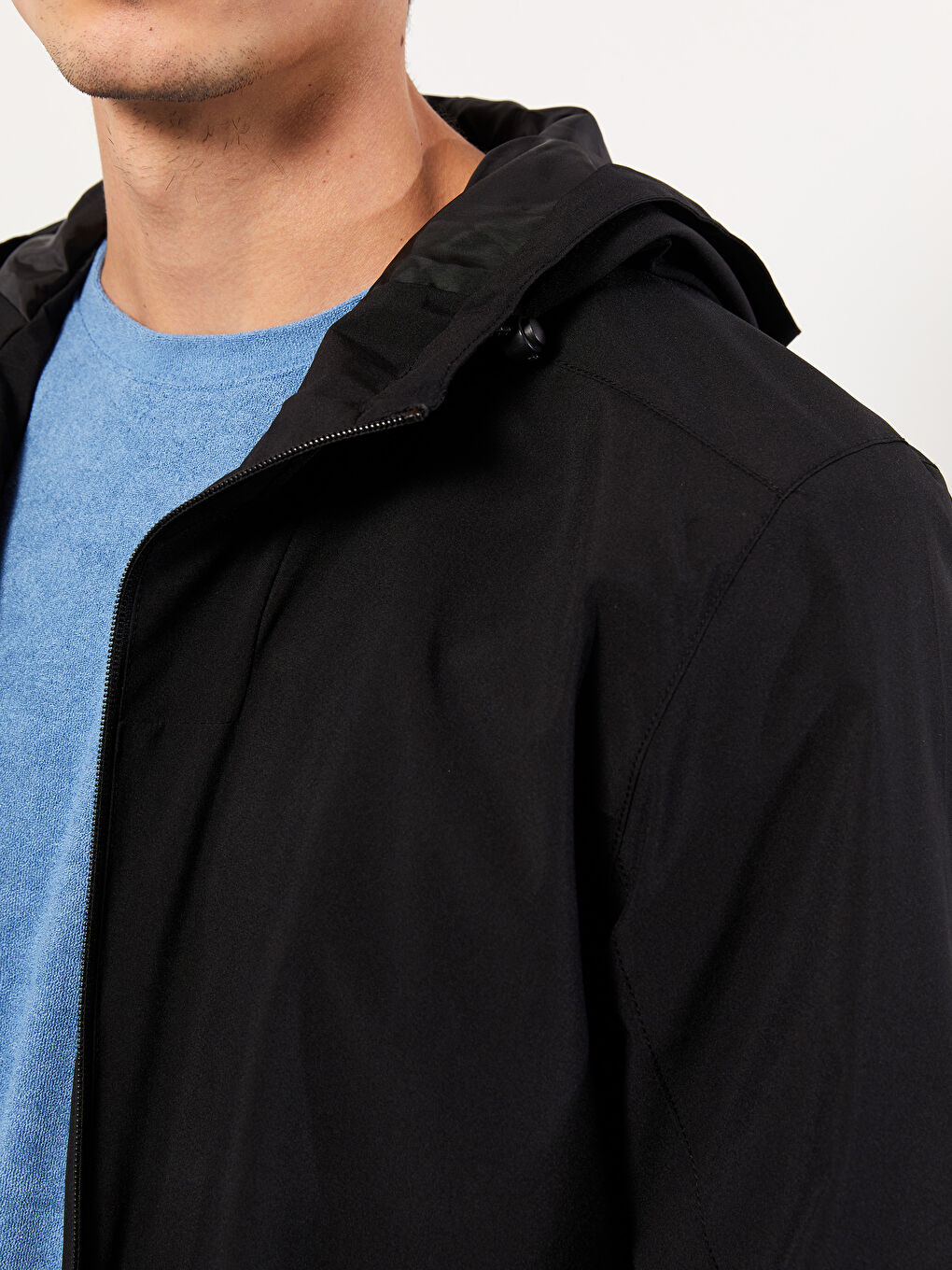 بالطو مطر بفتحة عادية بكابوش للرجال-3