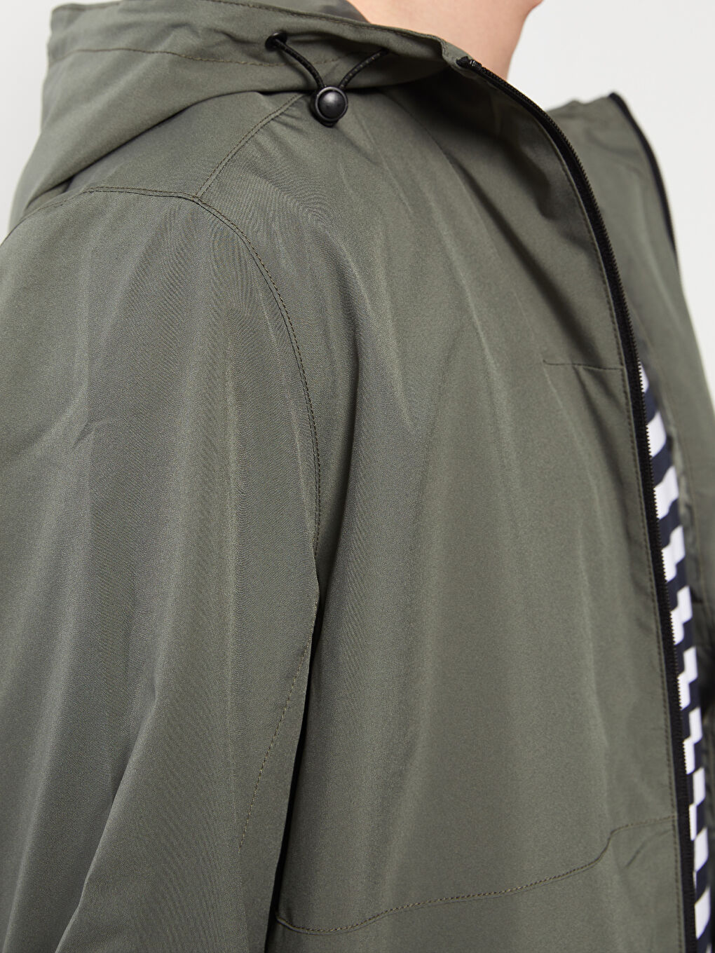 LCW Casual بالطو مطر بفتحة عادية بكابوش للرجال -S30331Z8-HCZ