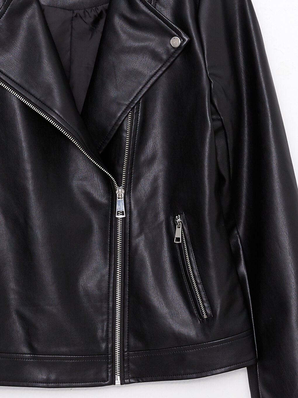 Женская куртка из искусственной кожи с байкерским воротником и однотонным дизайном-2