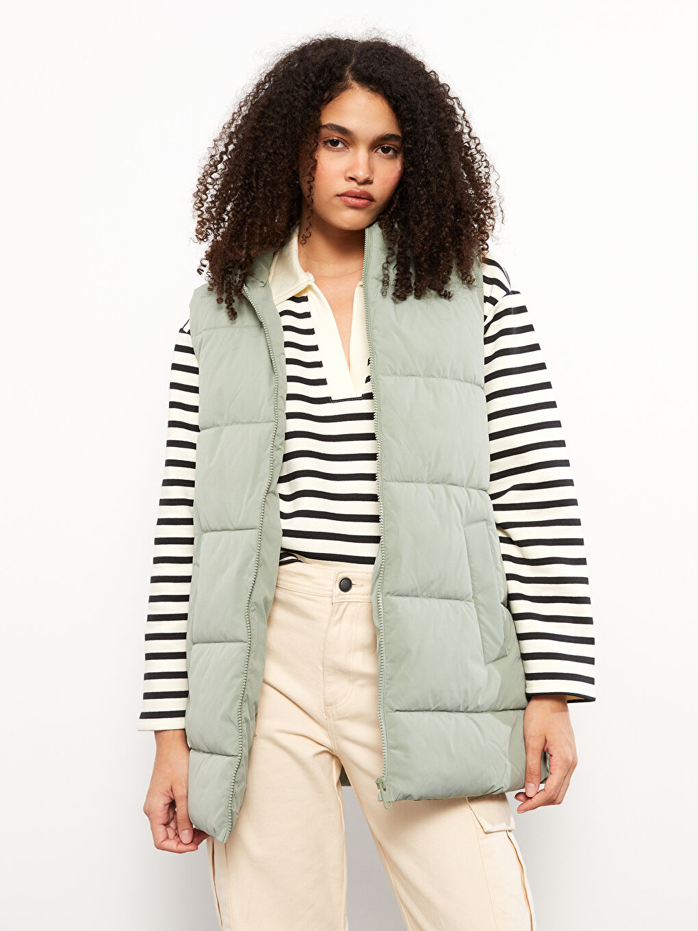 Vestă matlasată simplă cu glugă pentru femei