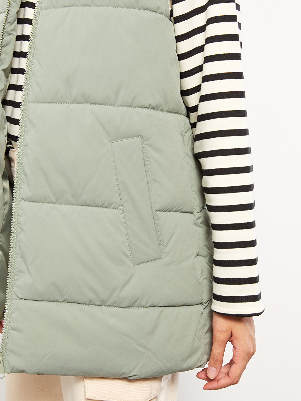 Vestă matlasată simplă cu glugă pentru femei-3