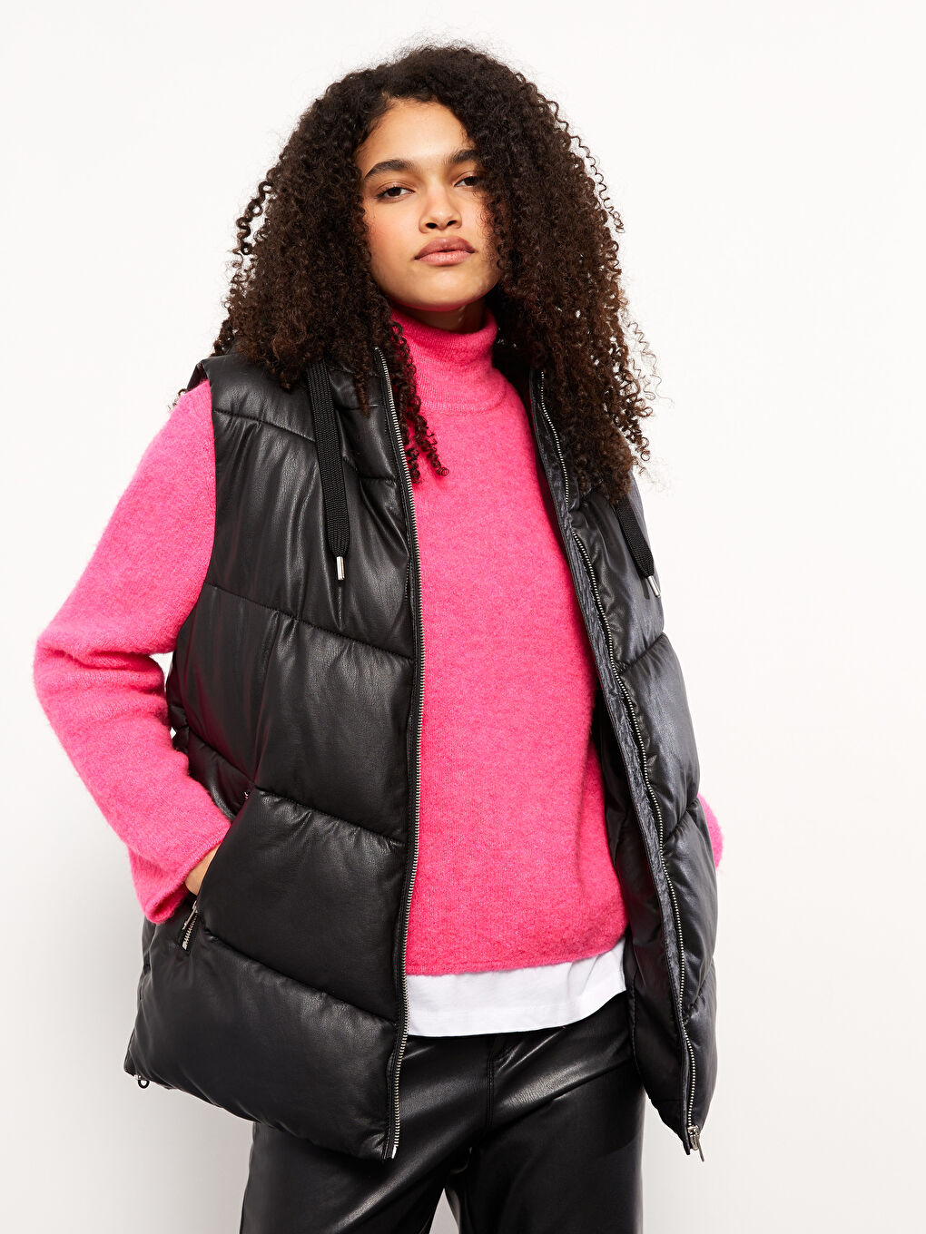 әйелдерге арналған капюшонды өрнексіз жасанды былғары пуховик жилет-1