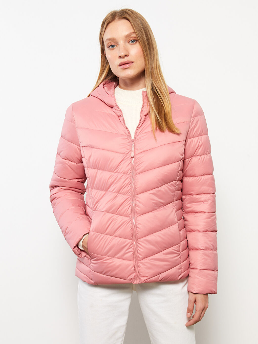 LCWAIKIKI كلاسيك پاڵتۆی پوفەری کڵاودار سادە بۆ ژنان -S30596Z8-JLY
