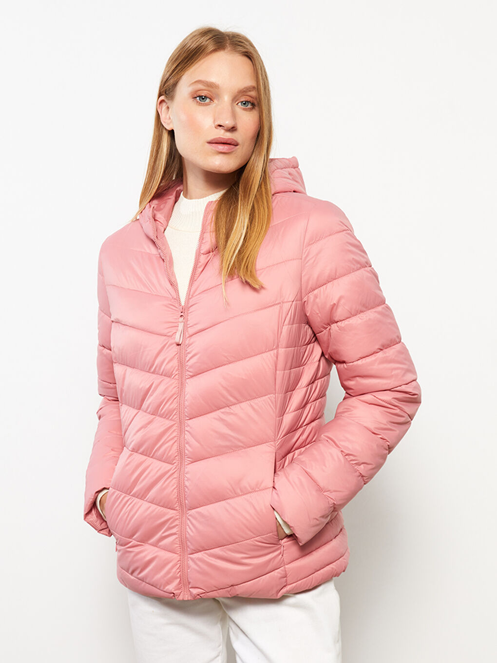 LCWAIKIKI كلاسيك پاڵتۆی پوفەری کڵاودار سادە بۆ ژنان -S30596Z8-JLY