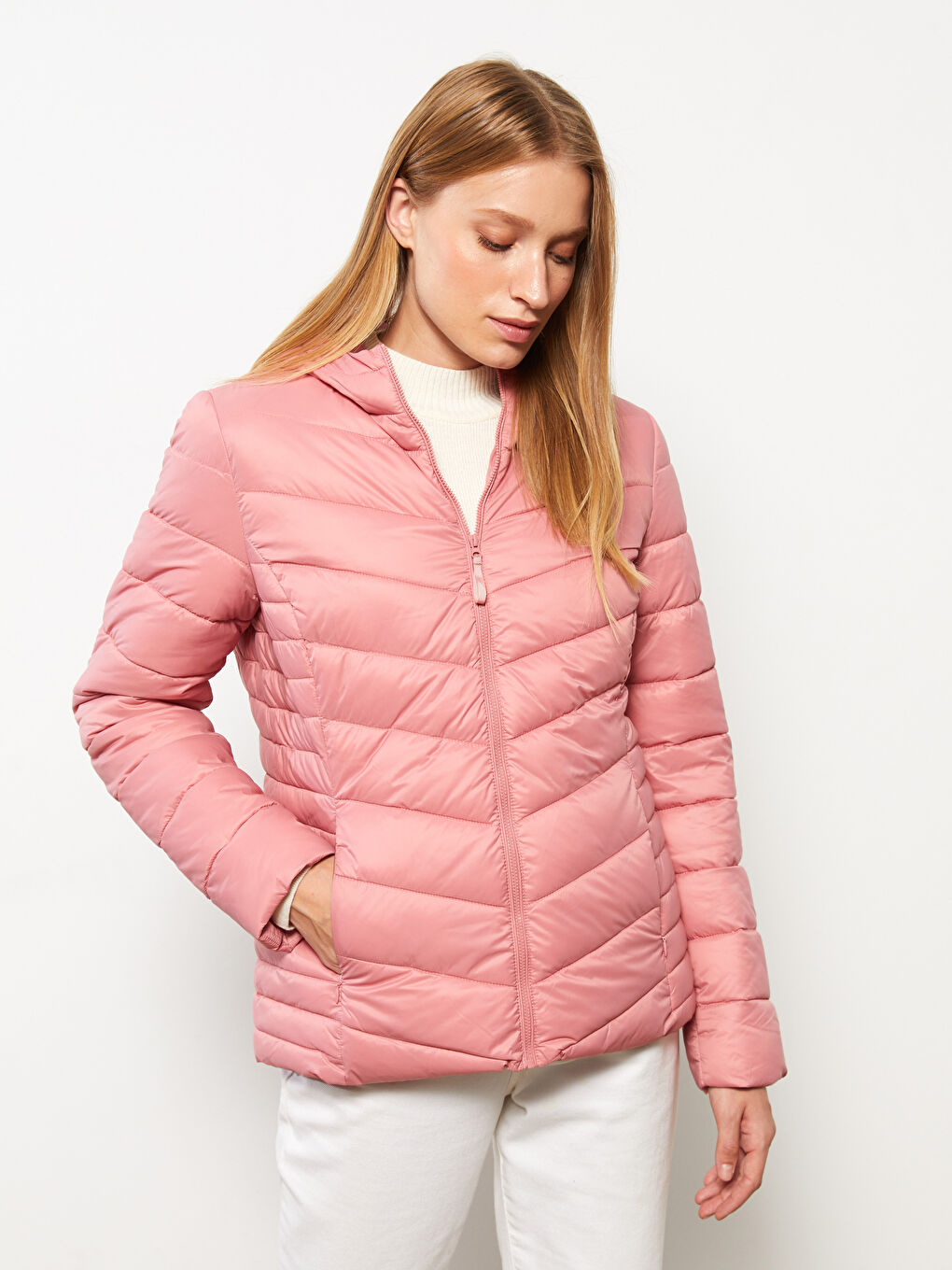 LCWAIKIKI كلاسيك پاڵتۆی پوفەری کڵاودار سادە بۆ ژنان -S30596Z8-JLY