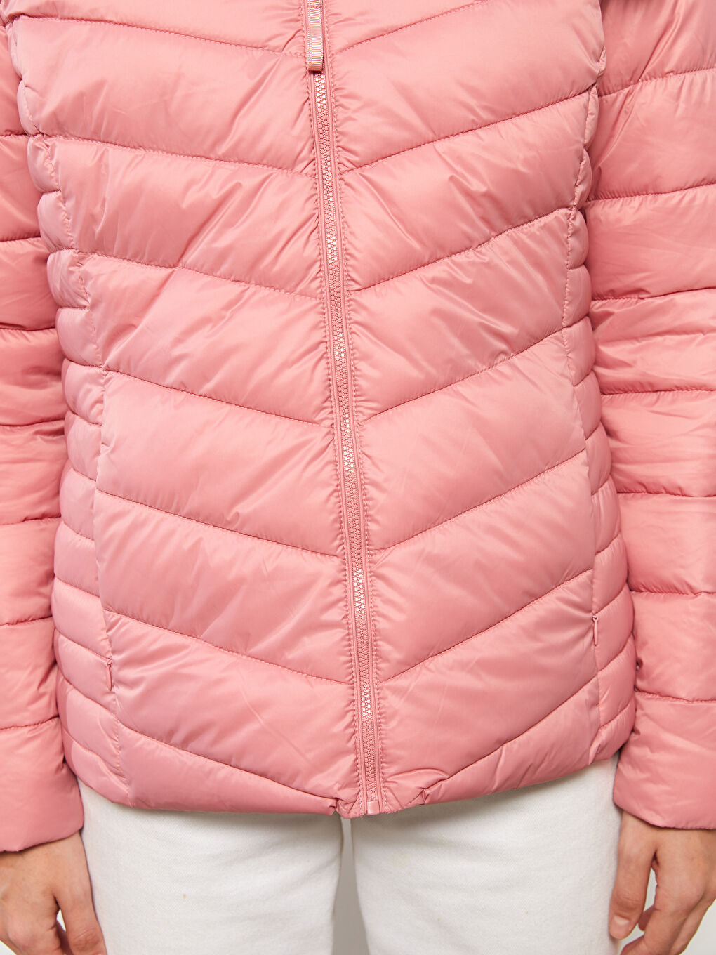 LCWAIKIKI كلاسيك پاڵتۆی پوفەری کڵاودار سادە بۆ ژنان -S30596Z8-JLY
