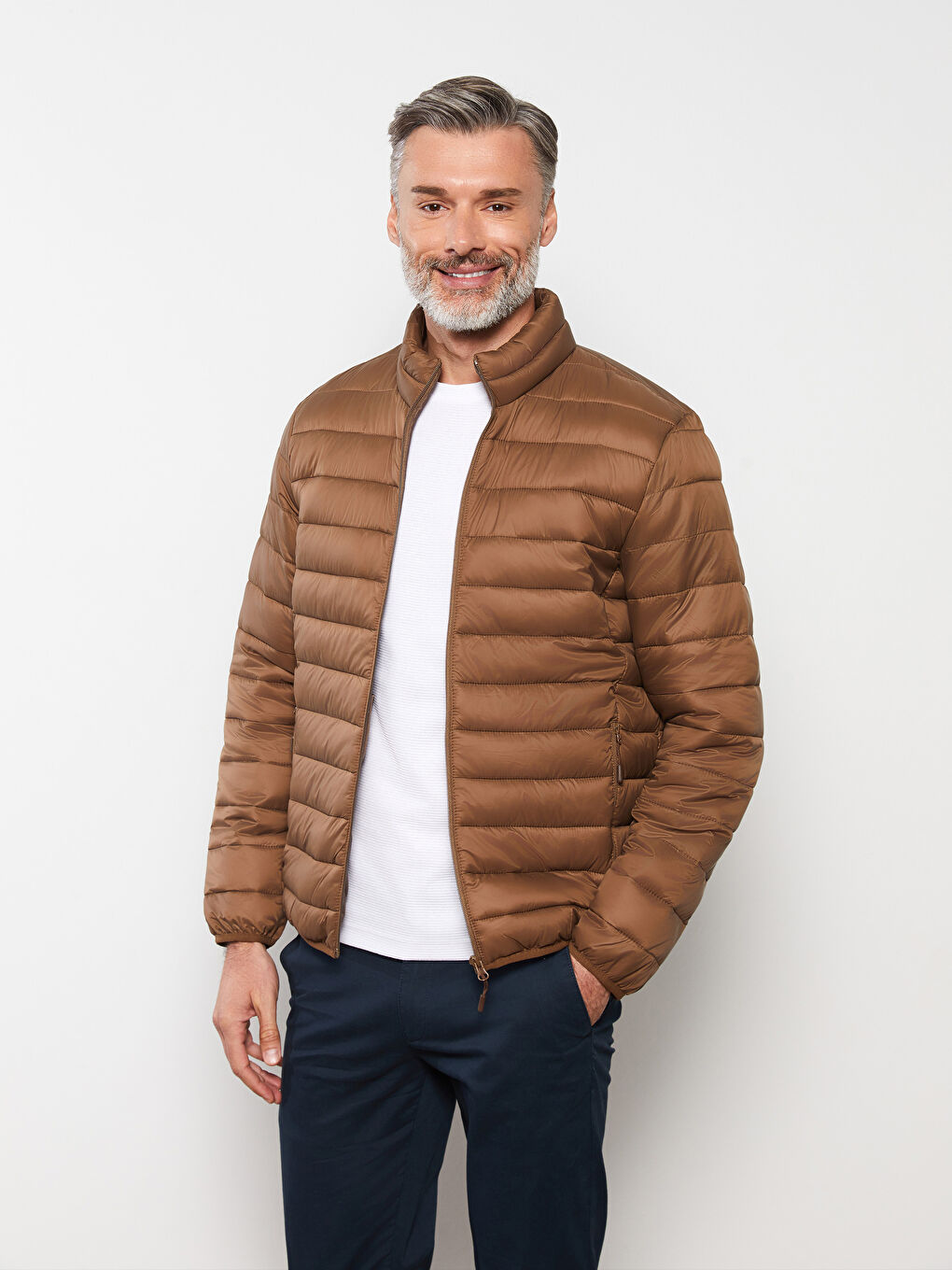 Мужской пуховик стандартного кроя с воротником-трубой