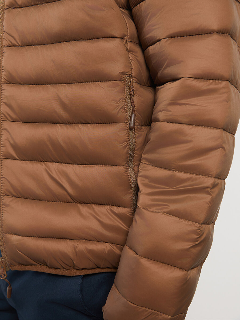 Мужской пуховик стандартного кроя с воротником-трубой-3