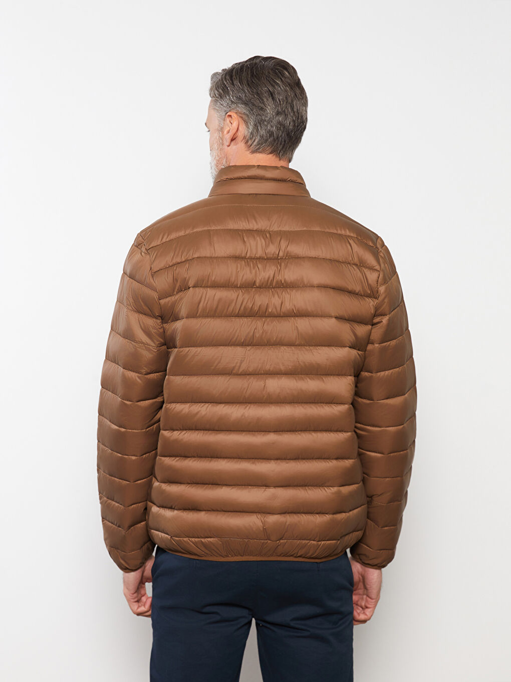 Мужской пуховик стандартного кроя с воротником-трубой-4