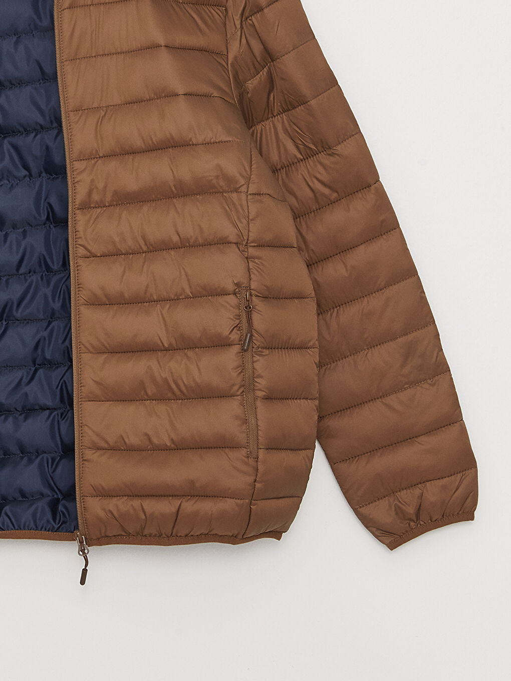 Мужской пуховик стандартного кроя с воротником-трубой-7