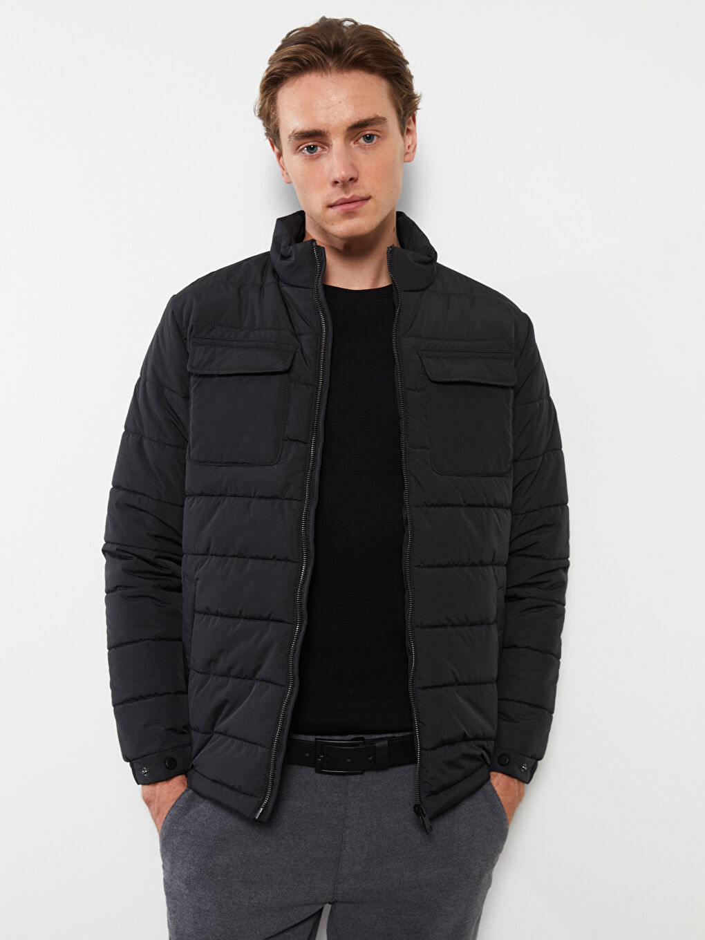 Мужской пуховик стандартного кроя с воротником-трубой