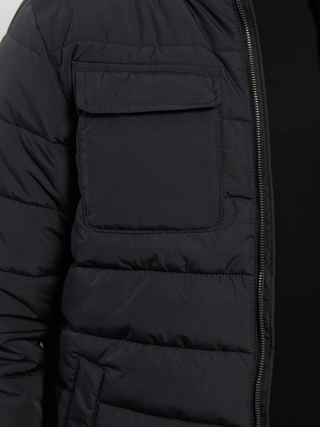 Мужской пуховик стандартного кроя с воротником-трубой-2