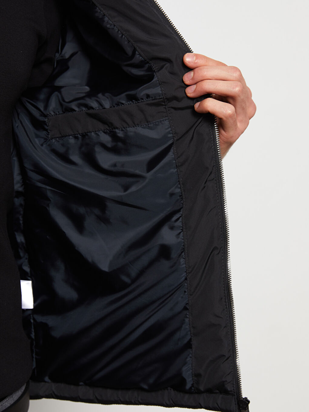 Мужской пуховик стандартного кроя с воротником-трубой-3