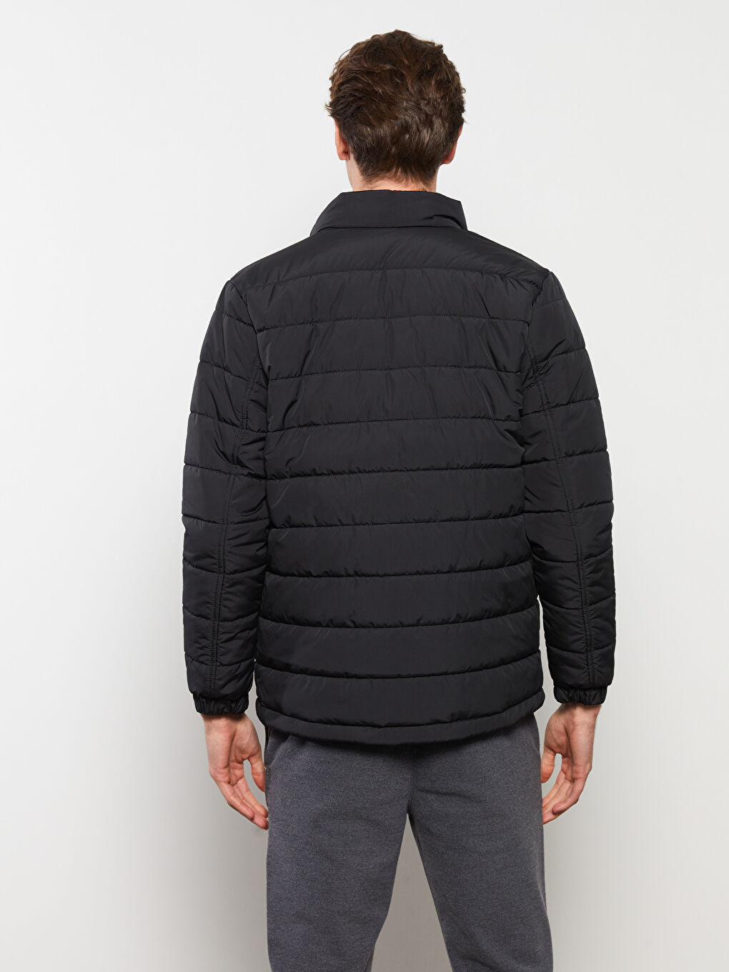 Мужской пуховик стандартного кроя с воротником-трубой-4