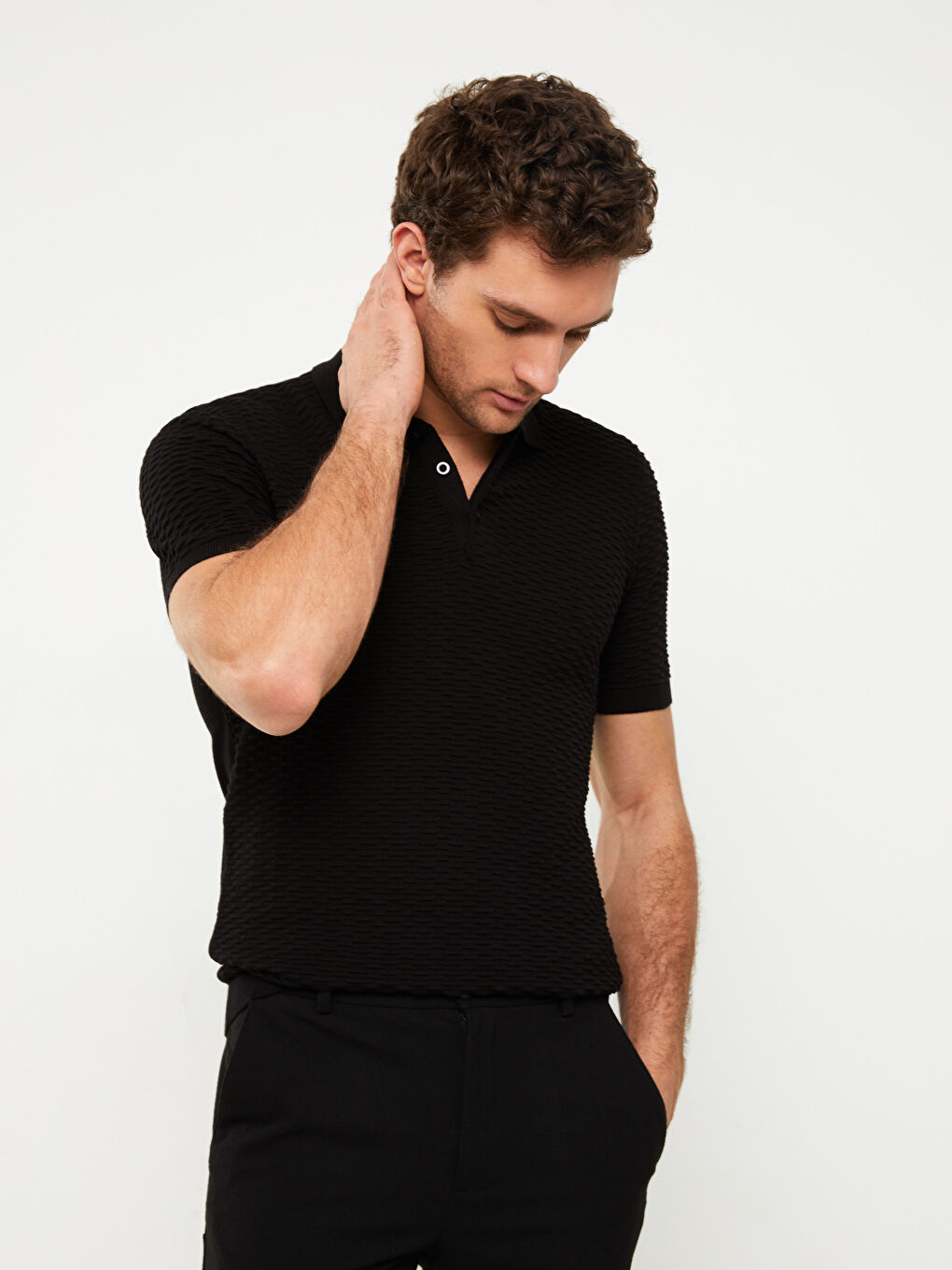 Мужской трикотажный свитер с короткими рукавами и воротником-поло-1