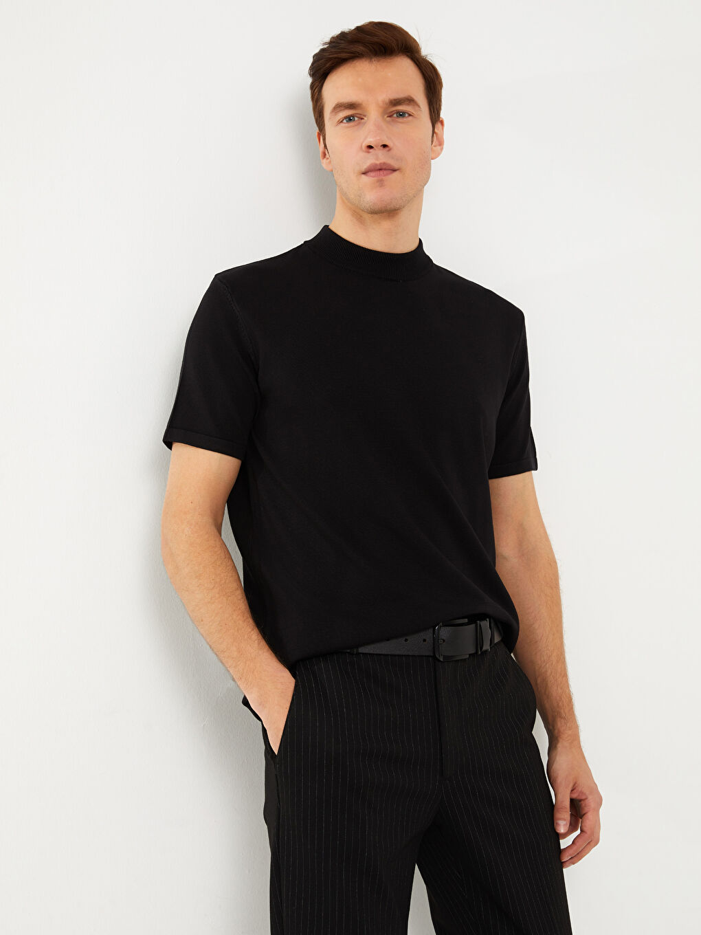 Свитер из трикотажа с коротким рукавом и стоячим воротником для мужчин