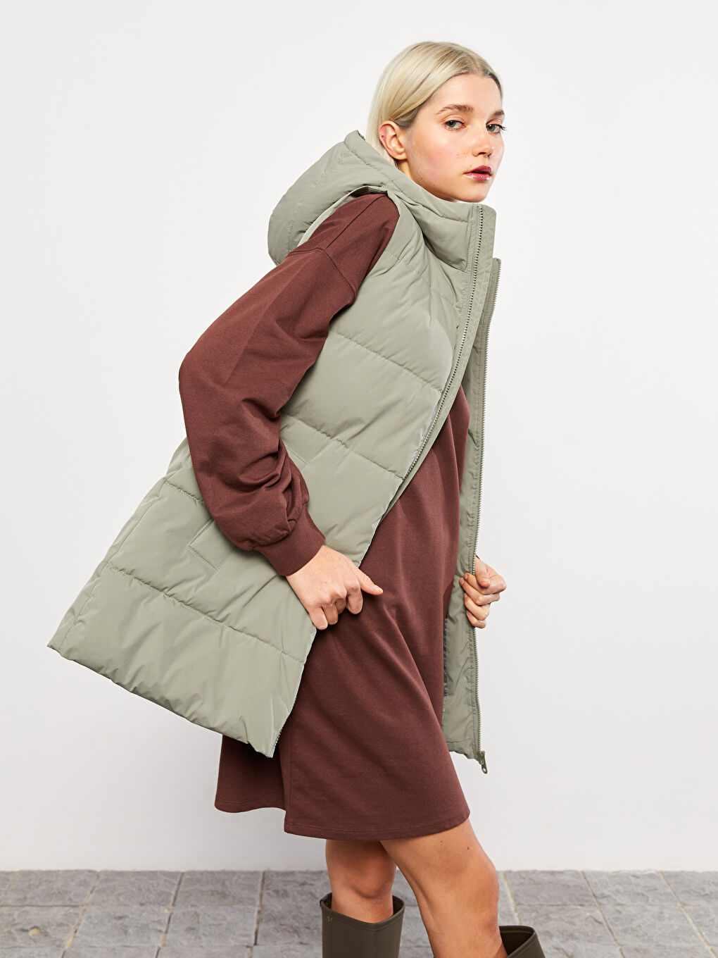 Yeşil Kadın Kapüşonlu Düz Şişme Yelek