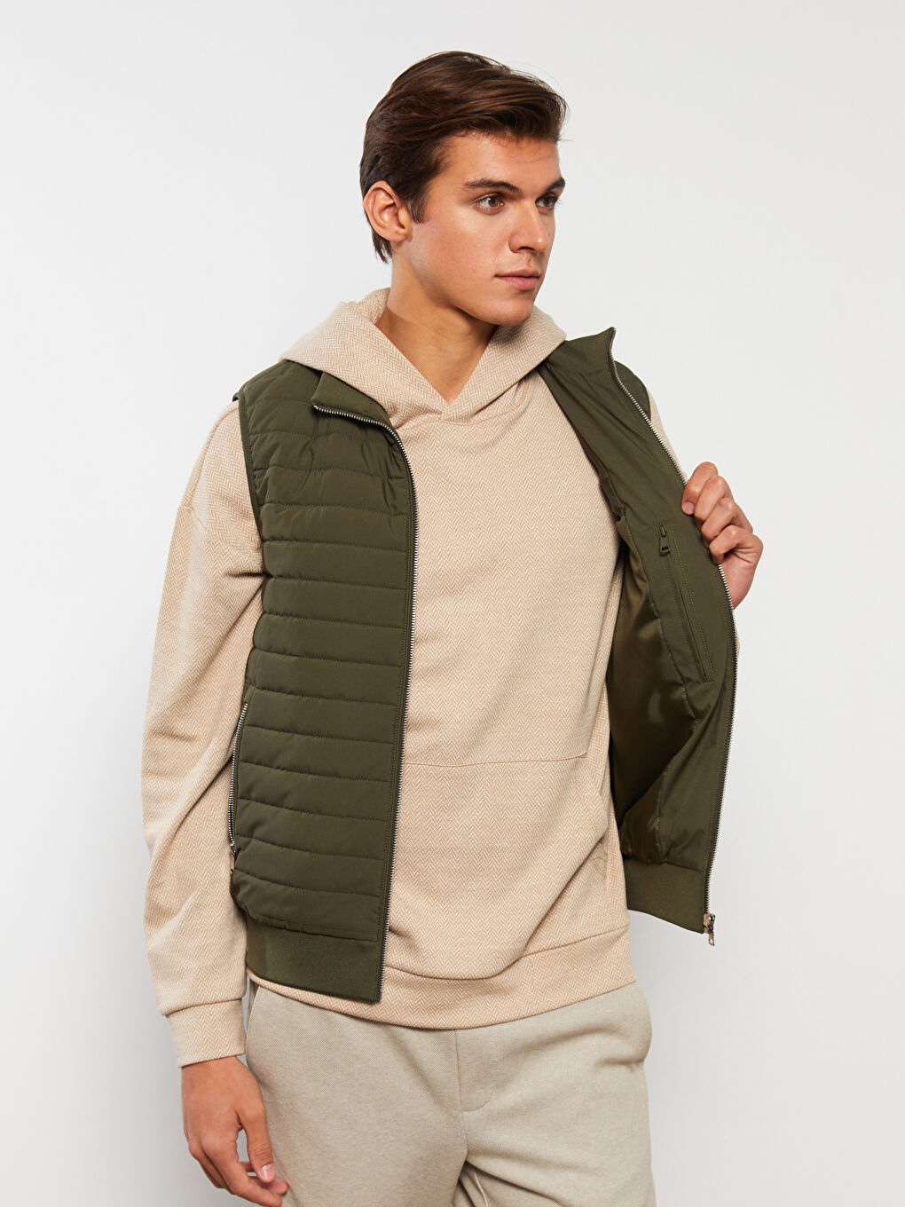 Жилет Мужской Приталенный С Воротником-Трубой-1