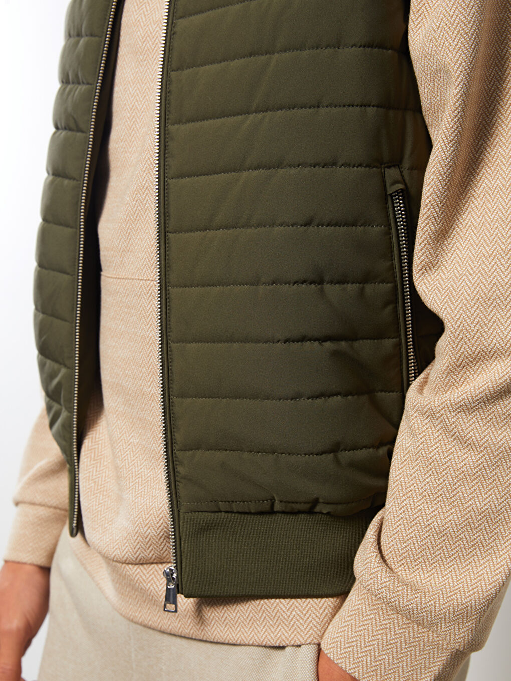 Жилет Мужской Приталенный С Воротником-Трубой-3