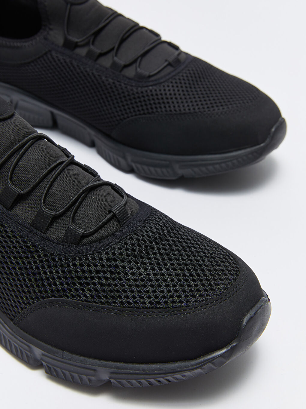 Siyah Bağcıklı File Detaylı Erkek Spor Ayakkabı-2