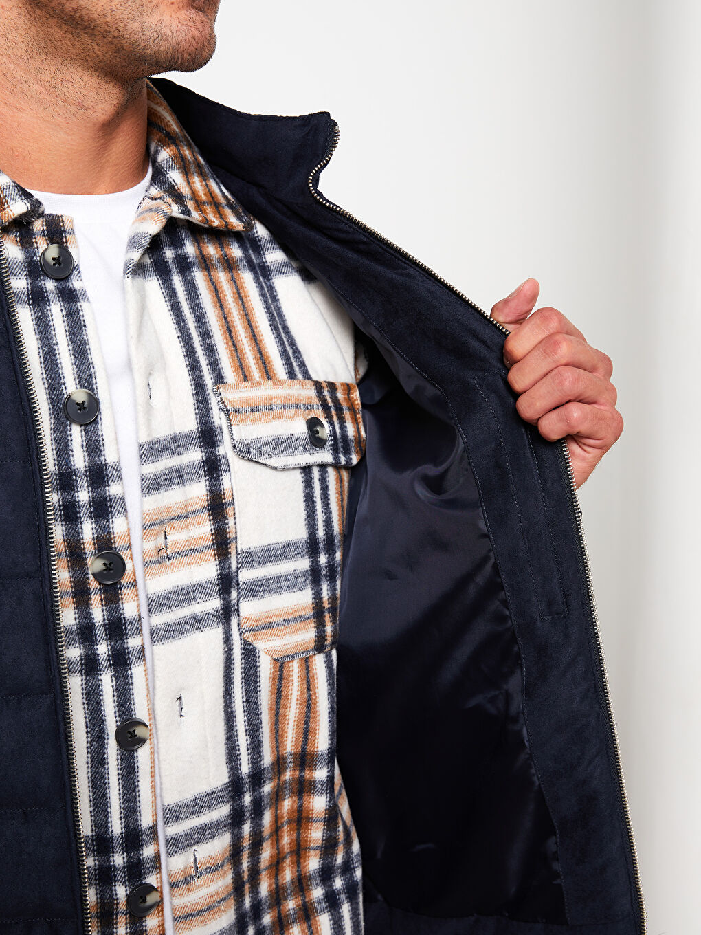 Ерлерге арналған тар пішімдегі биік жағалы замша куртка-3