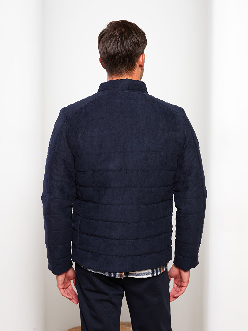 Ерлерге арналған тар пішімдегі биік жағалы замша куртка-4