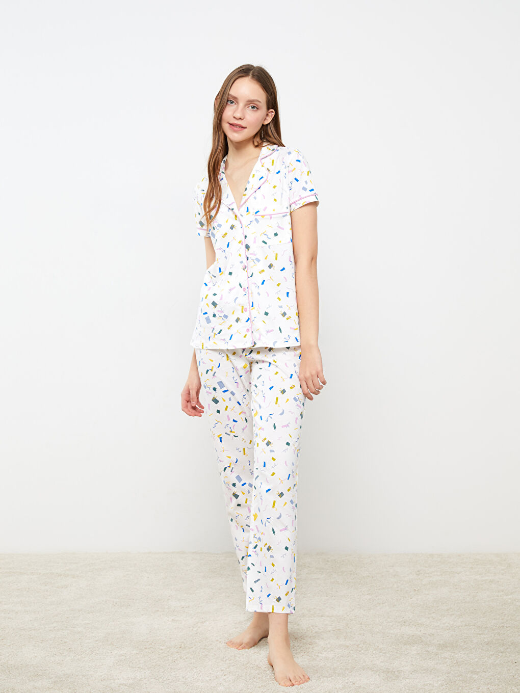 طقم بيجامة ياقة القميص منقوش كم قصير للسيدات-2