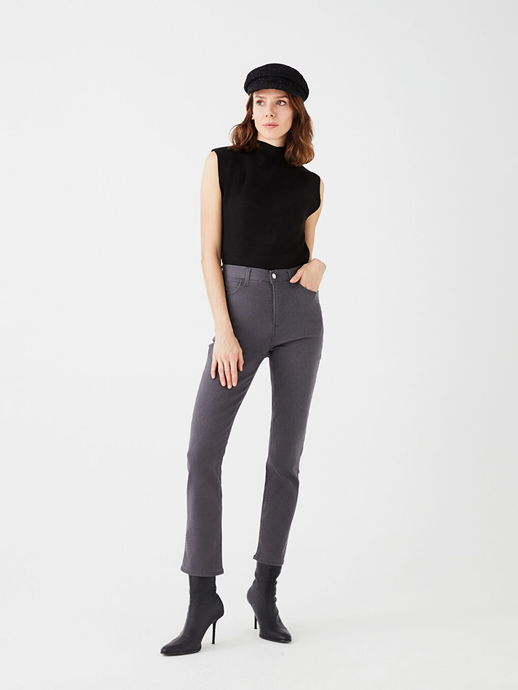 جينز وسط عالي بقصة رفيعة للسيدات