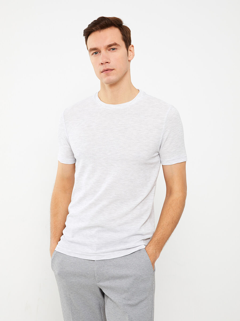 მრგვალი საყელო მოკლე სახელო მამაკაცის მაისური