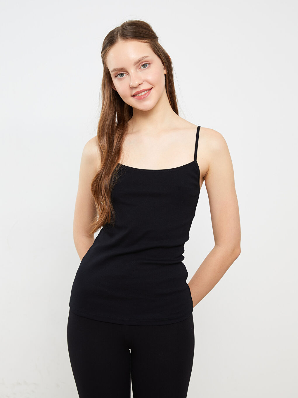 Siyah U Yaka Düz İp Askılı Kadın Atlet