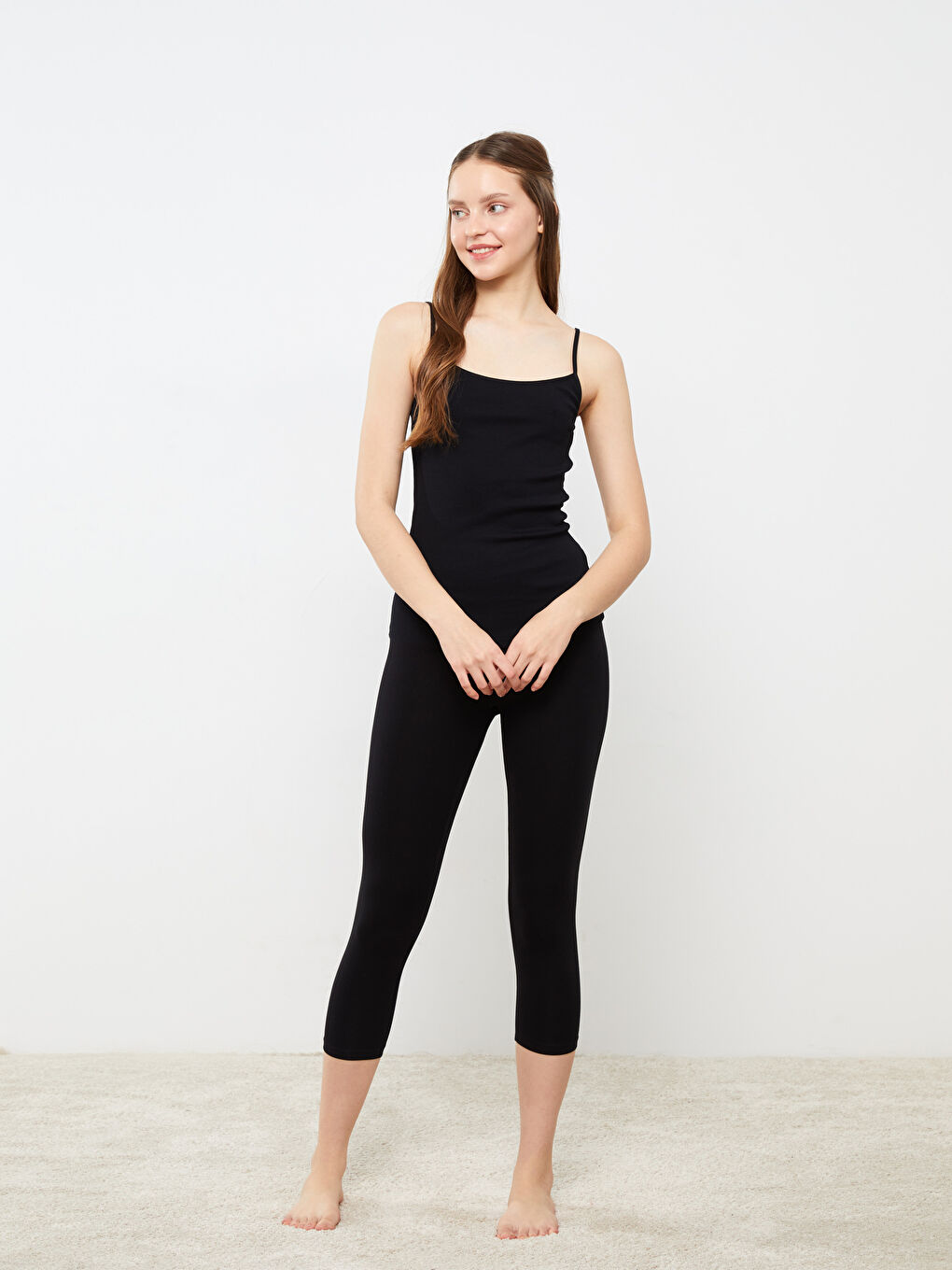 Siyah U Yaka Düz İp Askılı Kadın Atlet-2