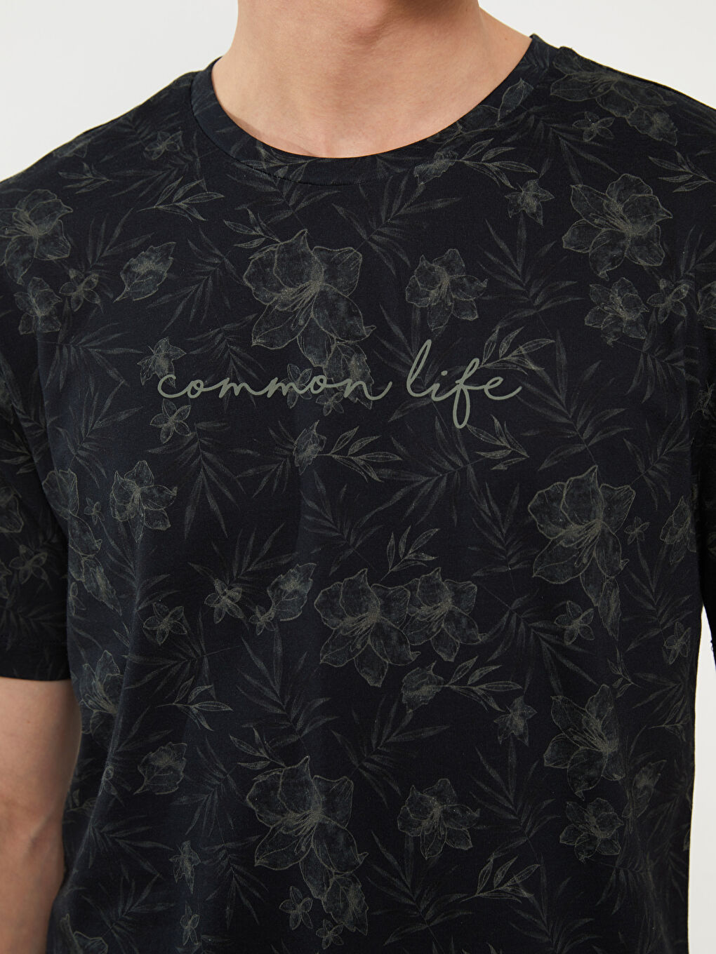 Siyah Bisiklet Yaka Kısa Kollu Desenli Penye Erkek Tişört-3