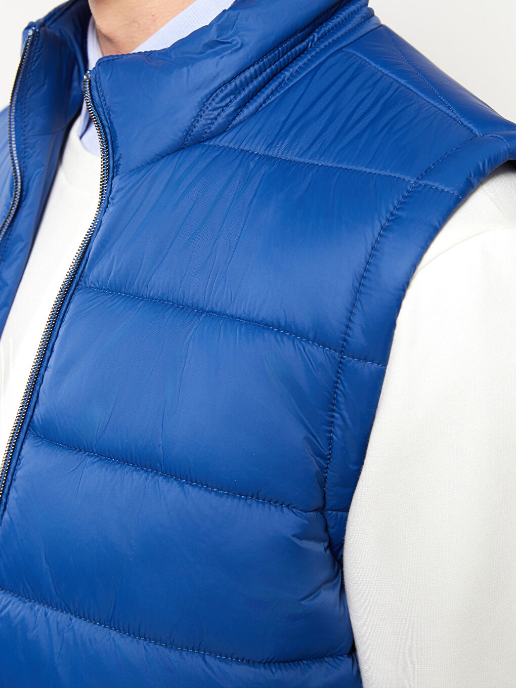 Vestă matlasată Slim Fit cu guler tip pâlnie pentru bărbați-3