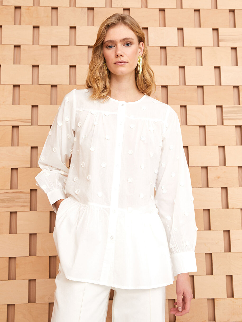 قميص كم طويل مطرز بياقة دائرية للسيدات